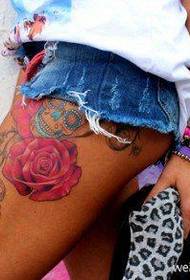 model de tatuaj de trandafir de picior de femeie