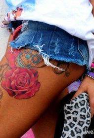 modello di tatuaggio rosa colorato di una gamba di una donna