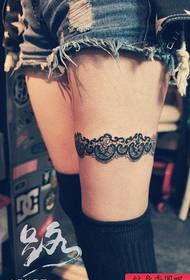 Ženske noge kreativne čipkaste tetovaže