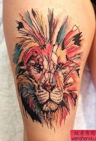 Patrón de tatuaje de león de tinta de pierna