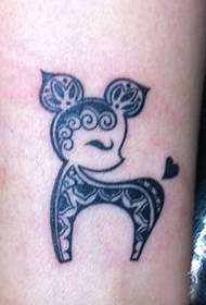 ຮູບແບບ tattoo fawn ງາມ totem ສຳ ລັບຂາເດັກຍິງ