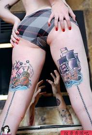 Gadis tato tato bekerja dengan acara tato
