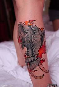 E coolen an häerzlechen Elefant Tattoo op de Been