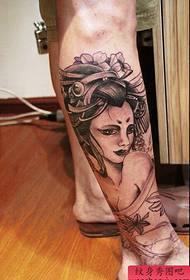 Tattoo Hall suosittelee jalkojen mustavalkoista geisha-tatuointia