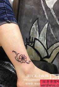 Këmbët e vajzave janë të vogla dhe të bukura, modeli i tatuazheve të vreshtave të tërfilit me katër gjethe