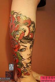 I tatuaggi Medusa a colori delle gambe sono condivisi dai tatuaggi