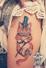 Espectáculo de tatuaxes, recomenda un traballo de tatuaxe de gato nas pernas dunha muller