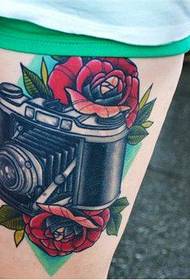 Uzorak tetovaža kamere za osobnost nogu žene