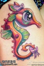 Les tatouages avec un arc d'hippocampe dans la jambe sont partagés par des tatouages