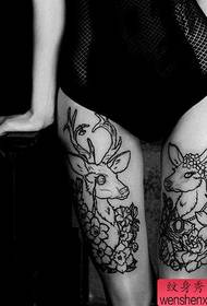 un patrón de tatuaxe de antílope nas pernas da muller