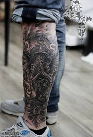 Gamba come un modello di tatuaggio di Dio