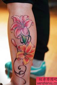 Jedna noga šareni motiv tetovaže ljiljana