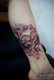 다리에 귀여운 고양이 고양이 문신 패턴