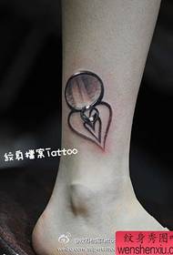veprat tatuazhe të zemrës me këmbë të vogla të freskëta
