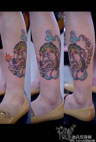 Pátrún tattoo clasaiceach baineann eile ar chos an chailín