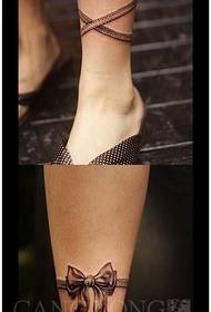 女孩腿很流行的蕾絲蝴蝶結紋身圖案