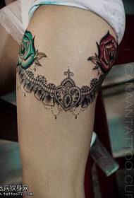 Poze tatuaje trandafiri din dantele picioarelor feminine