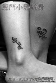 Leg-muodin pop-parin avain rakkauden lukituksen tatuointikuviolla