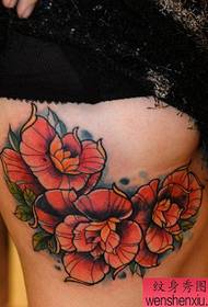 un model de tatuaj de flori de picior