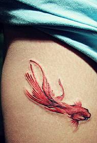 bacak üzerinde renkli bir akvaryum balığı dövme deseni