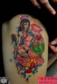 Tatoveringsshow, anbefaler en kvinnes tatovering på låret