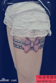 Убава женска чипка тетоважа шема на нозете на девојчињата