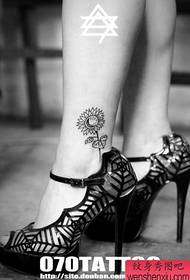 Picioarele fetelor sunt populare cu tatuajele mici cu flori de floarea soarelui