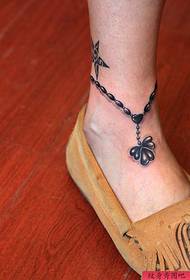 modello di tatuaggio alla caviglia di una donna