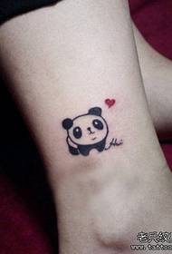Sød totem panda tatoveringsmønster til piger ben