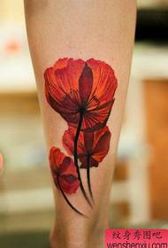 Vakre valmue tatoveringsmønster på beina