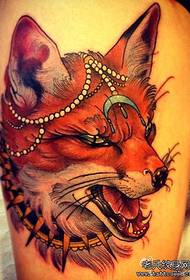 Een vos tattoo-patroon in de klassieke trend van de benen