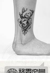 الگوی تاتو Fawn برای پاهای کلاسیک دختران