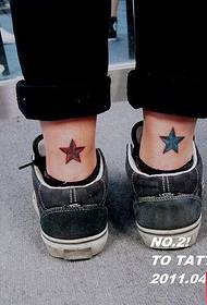 Маленькие свежие ножки, пятиконечные звездные татуировки