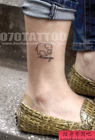 Këmbë të vegjël të freskët, tatuazhe të pasur të elefantëve