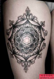 Whakapaihia te tattoo geometric ki te huha