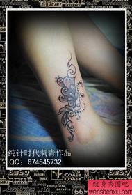 Gyönyörű fekete-fehér pillangó szőlő tetoválás minta a lányok lába