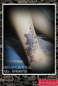 Teste padrão bonito e preto e branco da tatuagem da videira da borboleta para as pernas das meninas