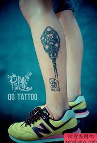 Černobílý klíčový vzor tetování populární v noze