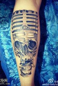 Les œuvres de tatouage crâne jambe créative sont partagés par le spectacle de tatouage
