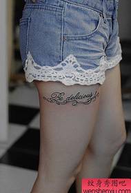 Nydelig tatoveringsmønster for kvinnelige blomster på tjeernes ben