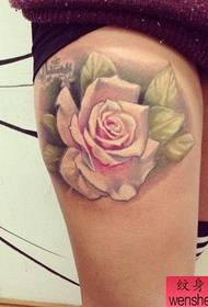 Tattoo show, anbefaler en kvindes ben rose tatoveringsmønster