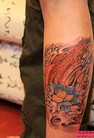 'n kalf-inkvis lotus-tatoo-patroon