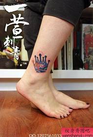 Djevojke na nogama male i lijepe zvijezde kroja tetovaža krune