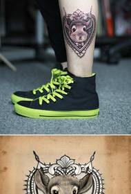 Tattoo yokongola komanso yokongola ya mbewa pamwendo