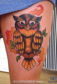 Tetovaža sova u boji nogu