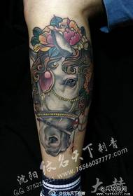 Patrón de tatuaje de caballo guapo clásico de piernas de hombres