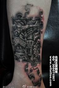 Il tatuaggio consiglia un tatuaggio meccanico sulle gambe