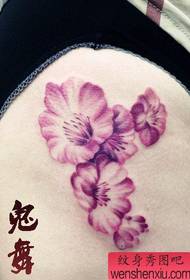 De skonken fan famkes binne prachtich op syk nei floral tatoeages