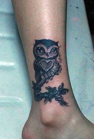 Mtindo mzuri wa tatoo la owl tattoo kwenye miguu