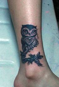 ຮູບແບບ tattoo owl ງາມຂອງ pop ໃນຂາ